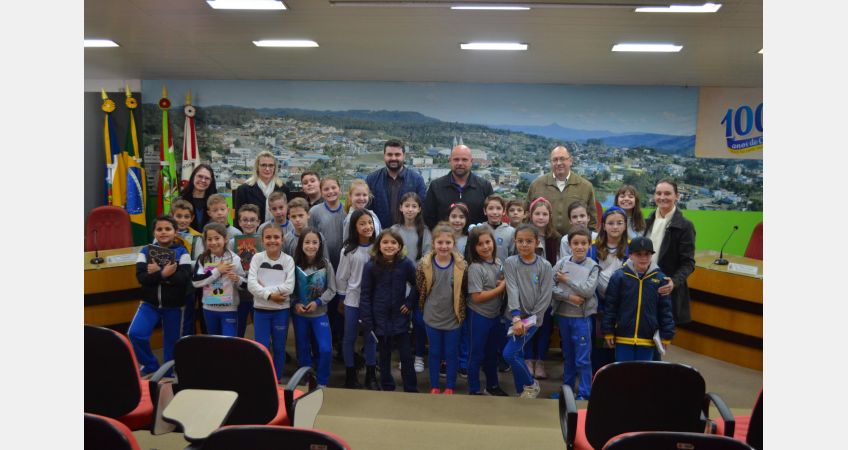 Alunos do CNEC visitam os três poderes em Taió Alunos do CNEC visitam os três poderes em Taió