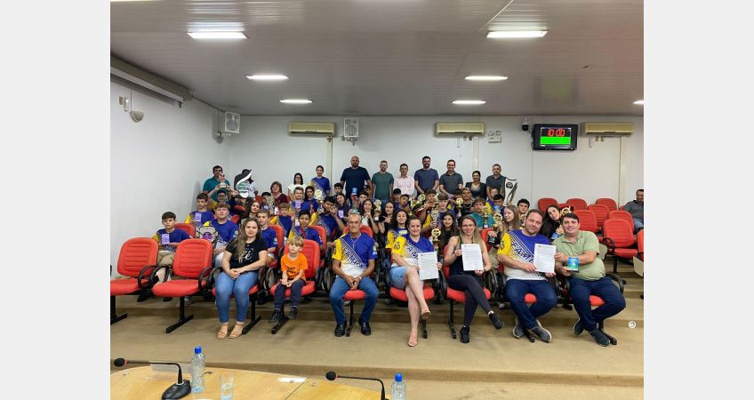 Câmara entrega Moção de Aplausos para a Famuta Câmara entrega Moção de Aplausos para a Famuta