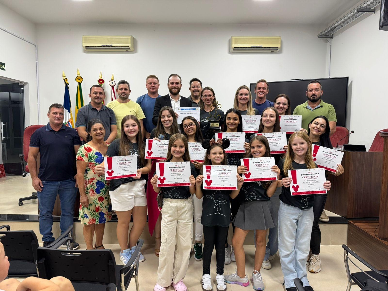 Grupo taioense que se apresentou na Disney é homenageado