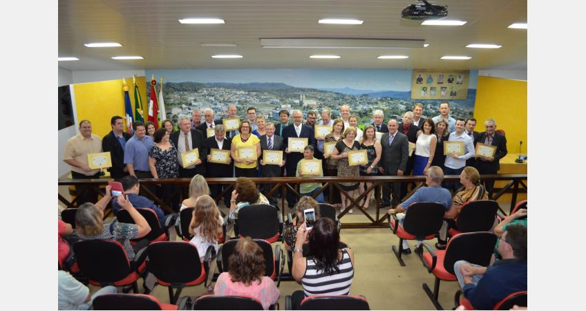 Câmara entrega comendas, títulos de Cidadão Taioense e cidadão Honorário Câmara entrega comendas, títulos de Cidadão Taioense e cidadão Honorário